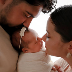 Moment de tandrețe între părinți și nou-născut, detalii emoționante într-o ședință foto de familie