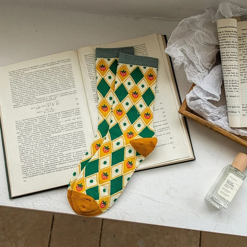 Vintage strawberry diamond pattern socks