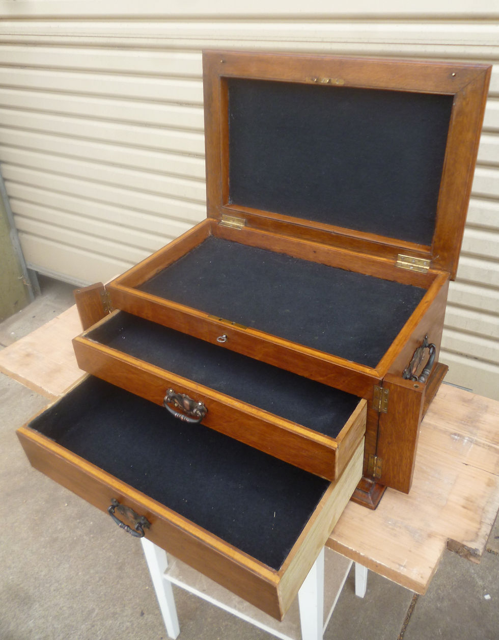 Thumbnail: Edwardian oak small chest