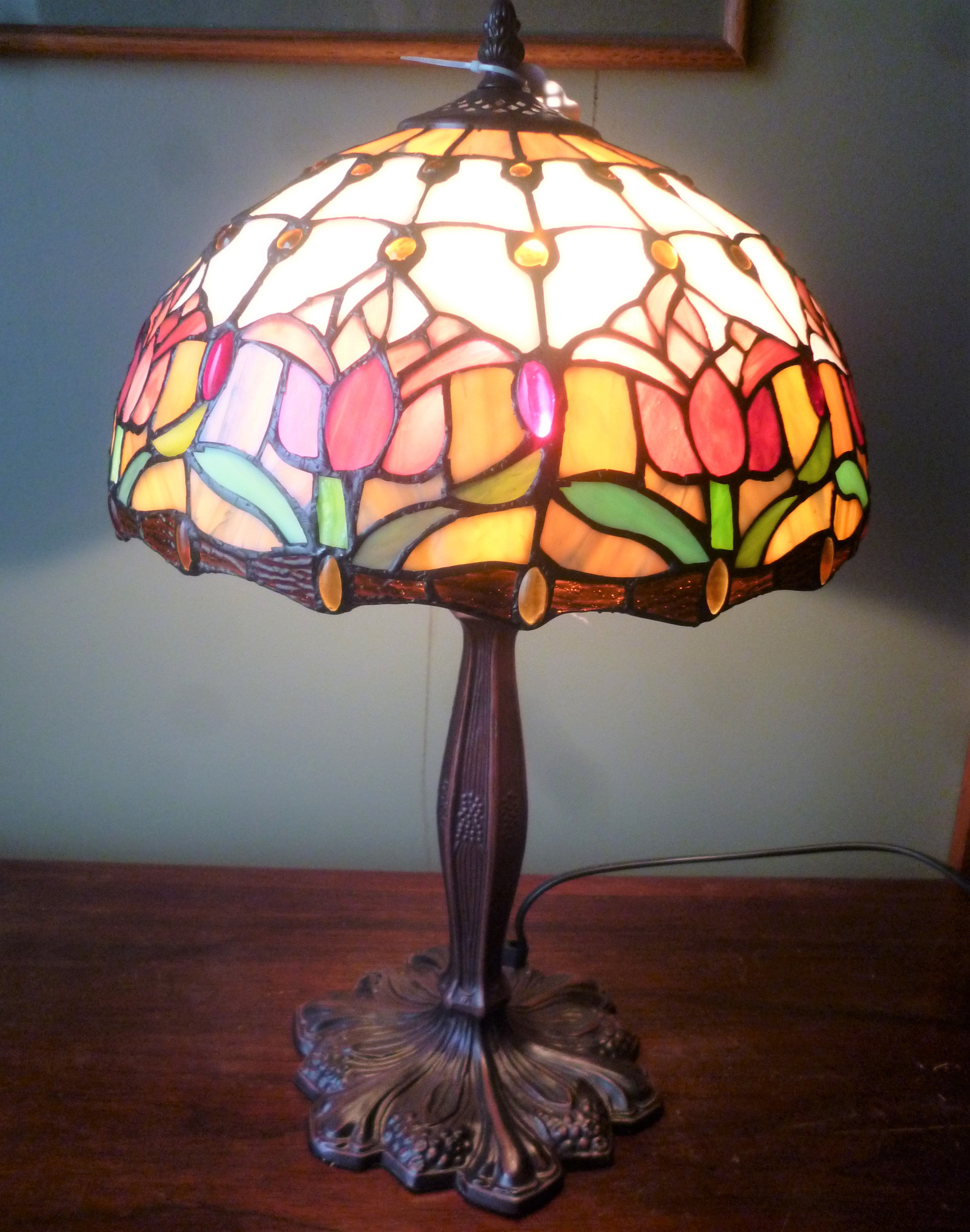 Red tulip reproduction leadlight table lamp