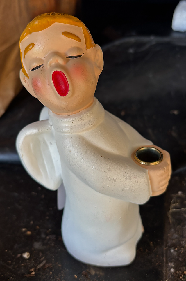 Caroler candle holder