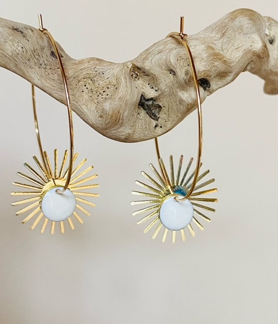 Boucles d'oreilles Sane Création grandes créoles dorées soleil blanc