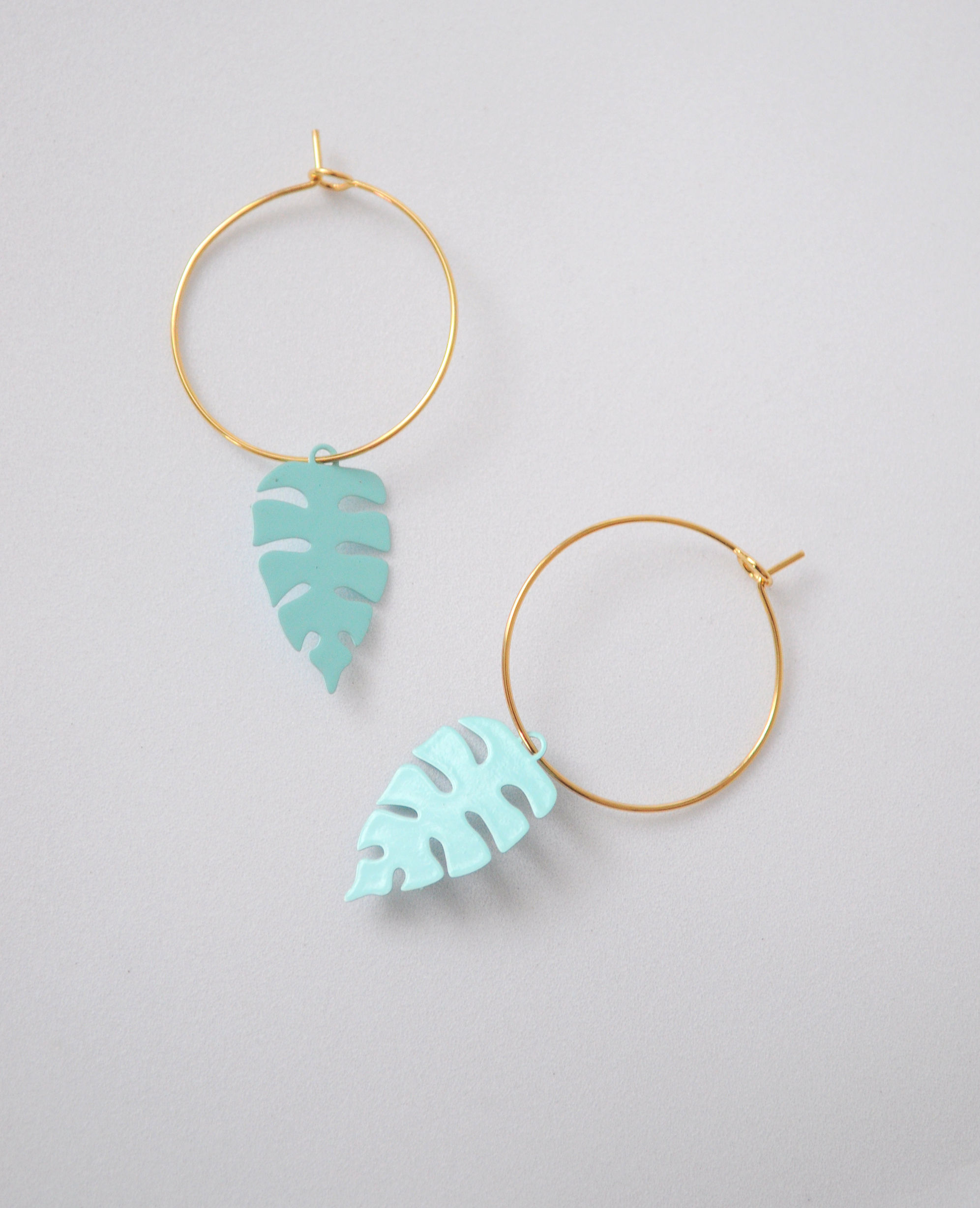 Boucles d'oreilles créoles feuille monstera bleue turquoise