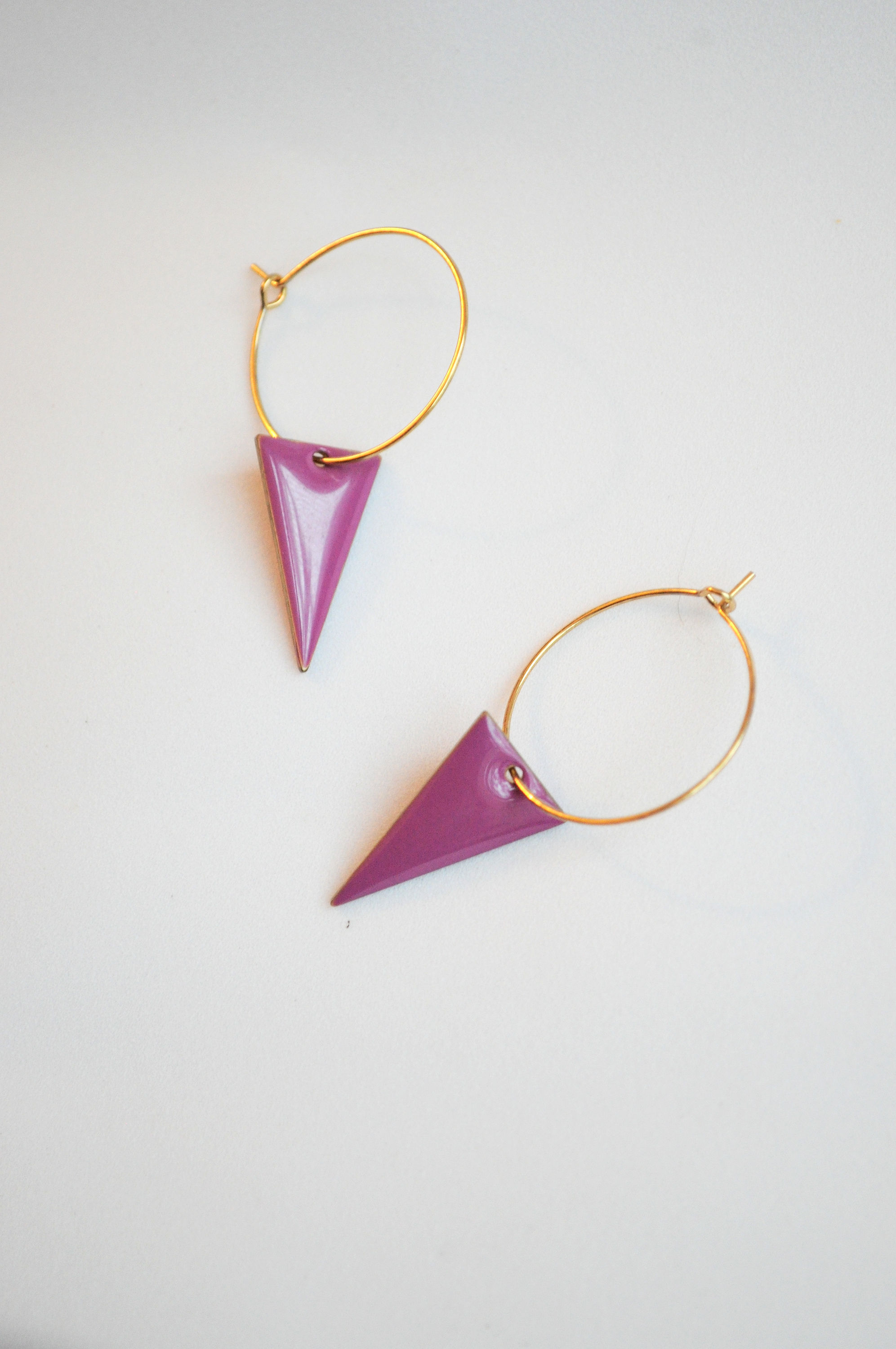 Boucles d'oreilles créoles triangle violet