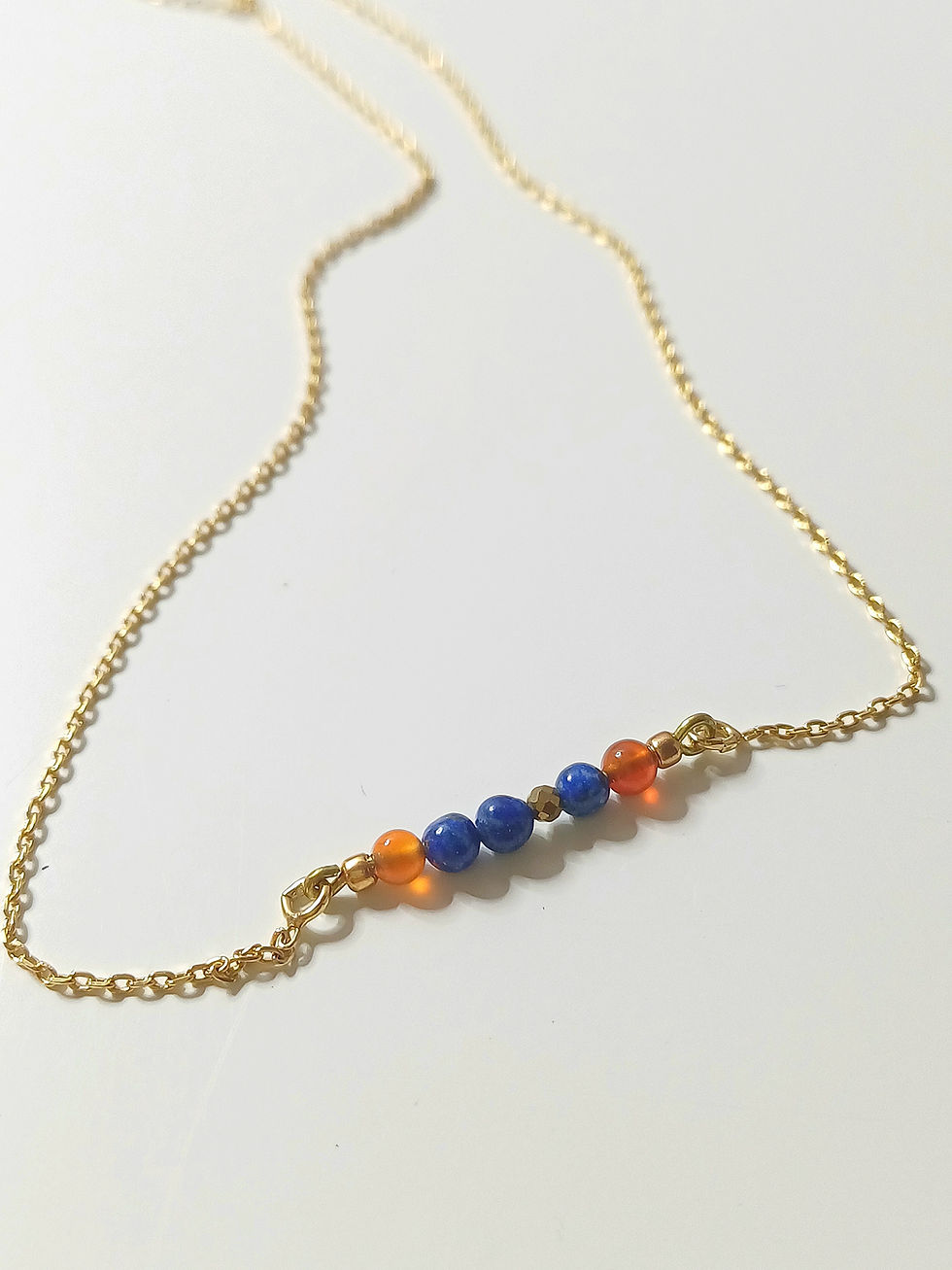 Collier chaine dorée avec pierres lapis lazuli bleu et cornaline orange
