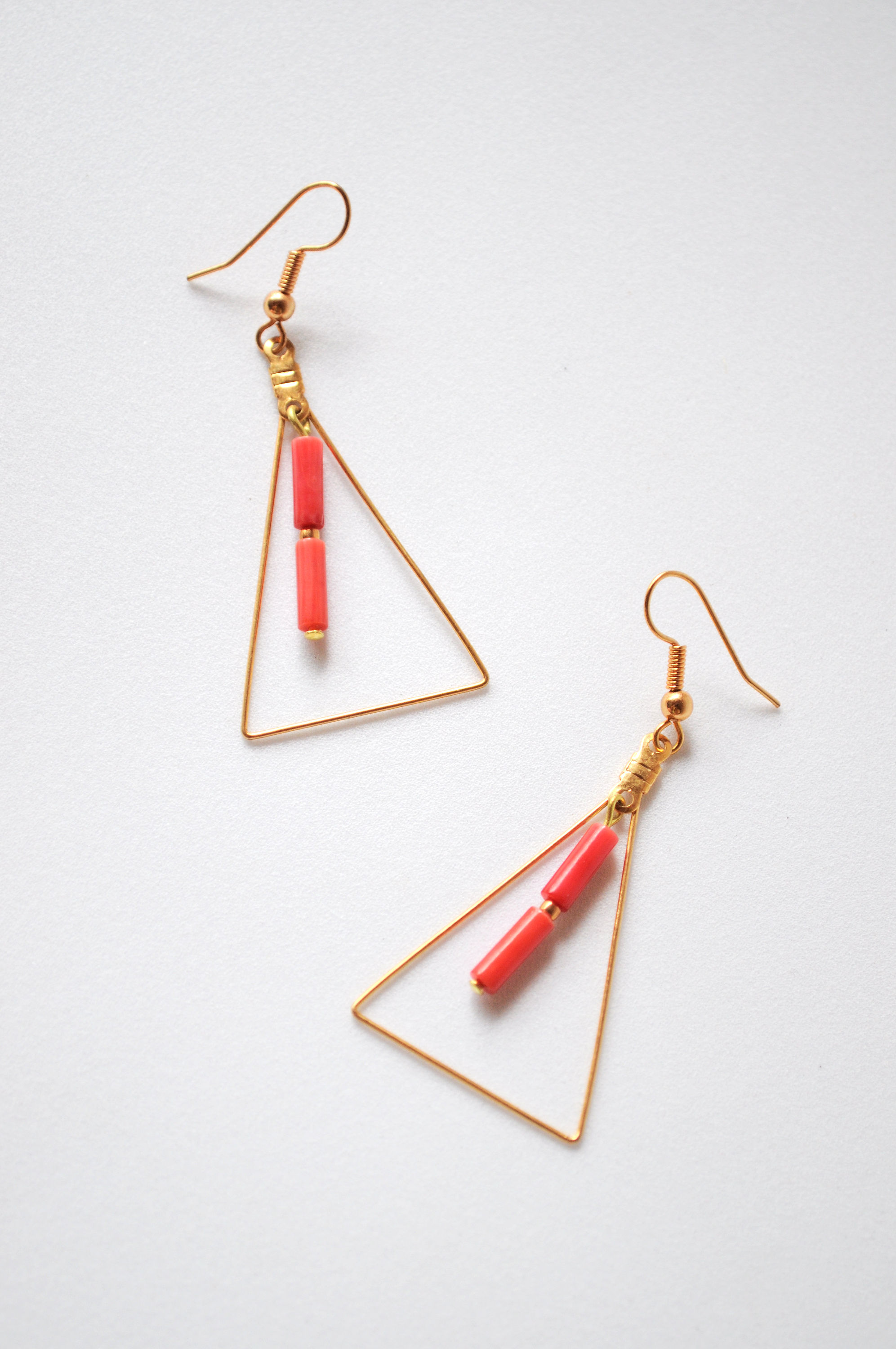 Boucles d'oreilles triangle rouge