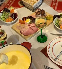 Auberge de montagne Grand Ballon

"Spécialités : repas de l'armailli, snacks de viande, gratin de pommes de terre au fromage de chèvre, fromage de chèvre chaud, chevreau au printemps...
Fermé du 11 novembre à Noël.
En hiver : Ouvert uniquement les samedis, dimanches, jours fériés et pendant les vacances scolaires de la zone B."
