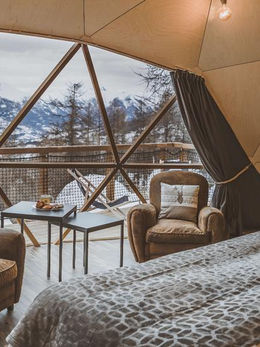 Alpin d'home
"Nous avons passé un moment fantastique dans notre cocon de luxe. Tout était parfait. Nos bagages ont été transportés jusqu'à la cabine. On nous a servi un bon dîner et un petit déjeuner. Lorsque nous sommes entrés dans la chambre, nous avons eu droit à un en-cas surprise spécial. Et bien sûr, la vue fantastique de la terrasse et de la baignoire. Tout était parfait".
