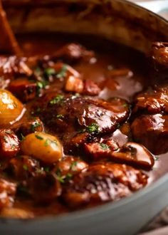 Coq au vin
Couper les cuisses de volaille (si nécessaire) en deux au niveau de l'articulation et les faire revenir dans une grande casserole plate ou une cocotte jusqu'à ce qu'elles soient colorées.
Pendant ce temps, éplucher les échalotes et les couper en deux ou en quatre. Éplucher l'ail et le presser, couper le lard en larges lanières. Nettoyer les carottes et le céleri et les couper grossièrement en cubes ou en tranches. Ajouter le tout aux cuisses de volaille avec le thym et faire dorer.

Ajouter ensuite le concentré de tomates et laisser revenir un peu. Mouiller avec le vin rouge et porter une fois à ébullition. Saler et poivrer et faire cuire au four préchauffé à 180 - 200°C pendant 40 bonnes minutes.

Nettoyer les poivrons et les champignons et les couper en morceaux. Les faire revenir ensemble dans une poêle avec un peu d'huile et les laisser prendre de la couleur. Ajouter le persil et assaisonner le tout de sel et de poivre.