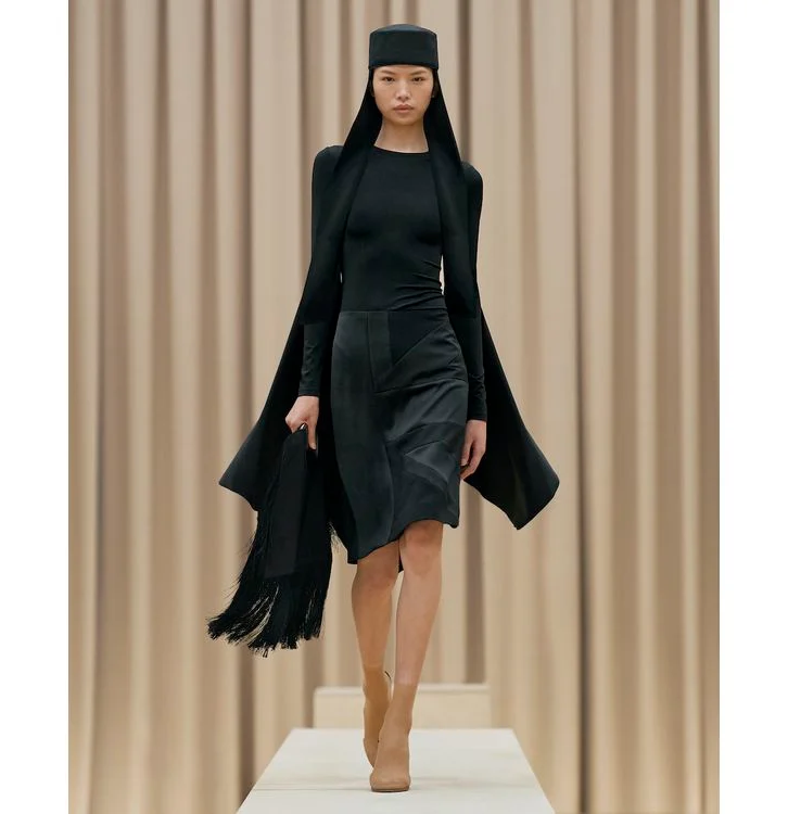 burberry-autumn-winter-2021-womenswear-collection-look-45-xue-001.webp