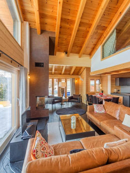Chalet Quatre Vallées
"Le chalet de ski panoramique dispose d'un équipement de haute qualité et est confortablement aménagé. Système de chauffage écologique par pompe à chaleur, avec chauffage partiel par le sol ; isolation thermique améliorée. Situation idéale pour le domaine skiable des Quatre Vallées, on part directement du chalet sur la pente de ski -d'une longueur d'env. 500 m- qui mène au départ de la vallée et à la télécabine (piste non officielle ; à vos risques et périls). Au choix, à pied, environ 150 m jusqu'à la descente enneigée dans la vallée ainsi qu'au télésiège des Etablons. Le téléski de l'école de ski pour enfants est également à ~150 m. Le chalet est situé en haut de la station de La Tzoumaz, avec une vue dégagée sur la vallée du Rhône et les Alpes bernoises. Le séjour lumineux et accueillant est aménagé jusque sous le pignon du toit, avec un canapé confortable près de la cheminée."