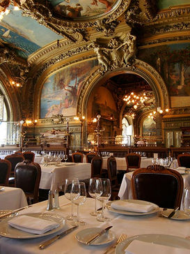 Le Procope

"Quand histoire et gastronomie ne font plus qu'un
Excellent, qualité de la cuisine, personnel très aimable, tout est fait pour le client, par exemple on peut voir de nombreux documents historiques authentiques, des tableaux, des meubles, des lettres, des fiches, le plus souvent de la Révolution française ou des philosophes des Lumières. Si vous aimez l'histoire, n'hésitez pas à entrer dans cette locomotive historique unique !"