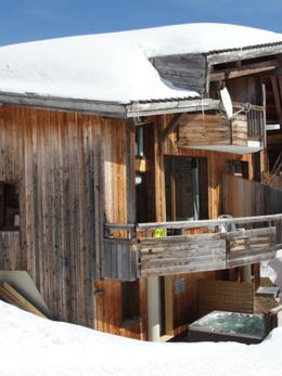 "Avec son propre jacuzzi extérieur + sauna & situé directement au centre de "La Falaise", le quartier le plus populaire d'Avoriaz, le Chalet Ardoisiere bénéficie d'une vue ininterrompue vers le sud sur les montagnes et les pistes. Au cœur des Portes du Soleil, le plus grand domaine skiable international relié au monde avec plus de 200 remontées mécaniques et 650 km de pistes, le Chalet Ardoisiere est vraiment ski in/ski out et toutes les facilités du village varié d'Avoriaz sont à portée de main avec cafés, restaurants, écoles de ski, luge, magasins et supermarchés."