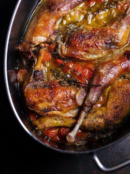 4 cuisses de poulets de qualité (à commander par ex. ici*)
2 oignons rouges
6 gousses d'ail (oui, il en faut autant)
30 tomates cerises
1 petit bouquet de thym
200 ml de Noilly Prat (à commander par ex. ici*)
100 ml de Pernod (à commander par ex. ici*)
400 ml de bouillon de poule
50 ml de crème fraîche
50 g de beurre
sel & poivre
INSTRUCTIONS
 
Epluchez l'ail et coupez les gousses une fois en deux. Laver les tomates cerises et les couper en deux. Eplucher l'oignon et le couper en gros morceaux. Préparer les légumes dans un plat.
Faire chauffer la cocotte et y disposer les cuisses, côté peau vers le bas. La graisse de la peau de poulet est suffisante pour rendre le côté peau croustillant. Après environ 5 à 7 minutes, retourner les cuisses et faire revenir le côté chair dans la graisse de poulet pendant encore 2 minutes.
Déglacer avec 100 ml de Noilly Prat et 50 ml de Pernod. Verser tout le bouillon et répartir les légumes dans la cocotte de manière à ce que la plus grande partie possible du liquide soit recouverte.
Ajouter le reste de Noilly Prat et de Pernod. Veiller à ce que le côté peau des cuisses dépasse du liquide. Assaisonner de sel et de poivre.
Ajouter enfin le thym et mettre la cocotte au four à 180 degrés (chaleur de voûte et de sole) - y laisser braiser 75 minutes.
À la fin du temps de cuisson, retirer les cuisses de la cocotte et ajouter un peu de crème au jus de cuisson obtenu. Si vous le souhaitez, vous pouvez encore épaissir la sauce (roux, liant pour sauce, xantan - comme vous le souhaitez). Rectifier l'assaisonnement de la sauce avec du sel/poivre/sucre et remettre les cuisses dans la sauce. Comme accompagnement, je recommande du riz basmati légèrement salé ou une bonne baguette.4 cuisses de très bon poulet
