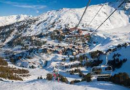 "La station Les Arcs a depuis toujours adopté une démarche écoresponsable. Sa construction a d'ailleurs été pensée de manière à préserver au maximum son environnement naturel. Les bâtiments, par exemple, ont été couchés dans la pente, afin de s’intégrer parfaitement au dénivelé. Ainsi, une fois les toits couverts de neige, ils se fondent totalement dans le décor. Les urbanistes ont également voulu une station sans voitures. Tout est donc facilement accessible à pied, et c’est la seule station à être reliée à la gare par un funiculaire 100% électrique."