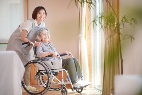 介護士と高齢者