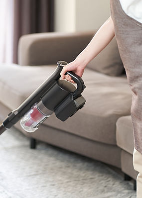 掃除機をかける女性