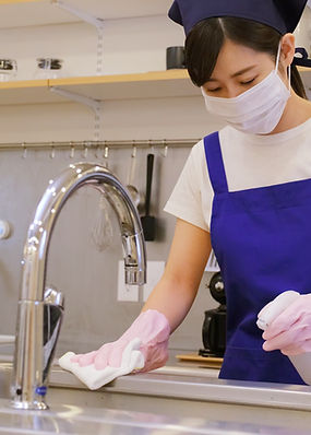 キッチン掃除をしている女性スタッフ