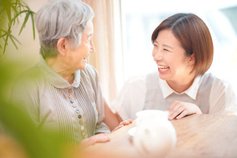 介護士と高齢者
