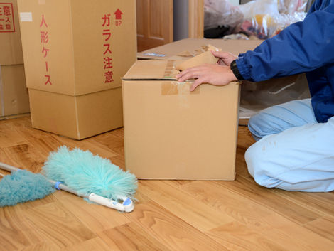 段ボールを触っている業者