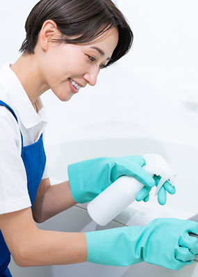 お風呂掃除をしている女性