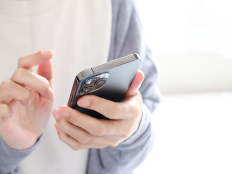 スマホを持っている女性