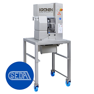 Die Apfelschäl- und Schneidemaschine AS 6 wurde für Betriebe entwickelt, die grosse Mengen Äpfel schnell und effizient verarbeiten müssen. Diese vielseitige Maschine erledigt das Schälen, Entkernen, Teilen und Schneiden in einem einzigen, vollautomatischen Arbeitsgang.
Die Bedienung ist dank des halbautomatischen Systems besonders einfach und sicher: Sie müssen die Äpfel nur noch per Hand in die Maschine einlegen. Danach werden sie automatisch aufgespiesst und verarbeitet.
Mit der gleichzeitigen Bearbeitung von bis zu drei Äpfeln erreicht die AS 6 eine Kapazität von bis zu 900 Äpfeln oder 135 kg pro Stunde. Ein einziger Mitarbeiter kann sogar zwei Maschinen gleichzeitig bedienen, was die Effizienz maximiert. Das geschnittene Gut wird automatisch von Schalen und Kerngehäusen getrennt und kann über optionale Bänder direkt in Behälter transportiert werden. So sparen Sie wertvolle Zeit und optimieren Ihren gesamten Arbeitsablauf.