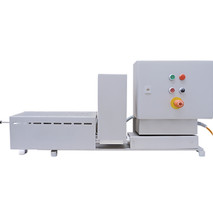 Perfekte Gemüsespiralen für die Profiküche mit der S021
Der Hunger der Konsumentinnen und Konsumenten nach neuen und innovativen Produkten ist grösser denn je. Die Gemüsespiralen-Schneidemaschine S021 ist ein innovatives Gerät, das speziell für die kreative und effiziente Verarbeitung von Gemüse entwickelt wurde. Sie ermöglicht es Ihnen, schnell und einfach dekorative Spiralen aus Obst oder Gemüse herzustellen. Mit einer beeindruckenden Kapazität von bis zu 20 kg pro Stunde verwandelt sie Zucchini, Karotten, Rote Bete und viele andere Gemüsesorten in dekorative Spiralen.
Durch unterschiedliche Einsätze können verschiedene Spiralen-Stärken (z.B. 2 x 2 mm, 2 x 8 mm, 2 x 10 mm - weitere Ausführungen auf Anfrage) mit einer maximalen Produktlänge von 250 mm produziert werden. Diese geschnittenen Spiralen bieten der gemüseverarbeitenden Industrie eine ideale Möglichkeit, ihr Produkt in einer neuen attraktiven Form, z.B. als feine Spaghetti, zu präsentieren. Die Maschine ist ideal für Gastronomiebetriebe, die ihren Gerichten eine besondere Note verleihen möchten.
Einfache Bedienung der S021:
1. Messer einsetzen: Messer mit der gewünschten Schnittgrösse einlegen.
2. Produkt einlegen: Zum Beispiel eine Karotte einlegen.
3. Sicherheitsabdeckung schliessen: Abdeckung schliessen und Startschalter drücken.
4. Automatischer Schneidevorgang: Das Produkt wird automatisch und mit gleichbleibendem Druck in luftige Spiralen geschnitten.
5. Rückkehr in Ausgangsposition: Die Maschine kehrt in die Ausgangsposition zurück und ist bereit für das nächste Produkt.
Die S021 zeichnet sich durch ihre einfache Bedienung, hohe Effizienz und Vielseitigkeit aus, was sie zu einem unverzichtbaren Werkzeug in der modernen Küche macht.
