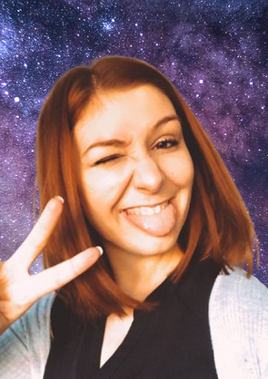 "Willkommen im MUDDIVERSUM: Eine Mama in schwarzer Bluse manifestiert im kosmischen Alltag mit Kindern."