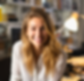 Das Profilfoto einer Teilnehmerin Christina S. Sie ist eine junge blonde Frau und steht vor einer Bücherwand.
