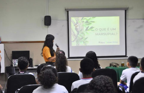 Educadores conduzindo atividade sobre marsupiais com alunos
