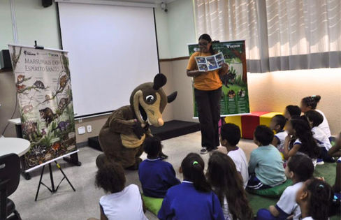 Educadores conduzindo atividade sobre marsupiais com alunos