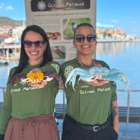 Equipe do projeto Entre Raízes e Marés: Manguezais Capixabas realiza atividade de educação ambiental com estudantes e visitantes durante ação em comemoração ao Dia Mundial de Proteção aos Manguezais, no Deck da Ilha das Caieiras, em Vitória (ES).