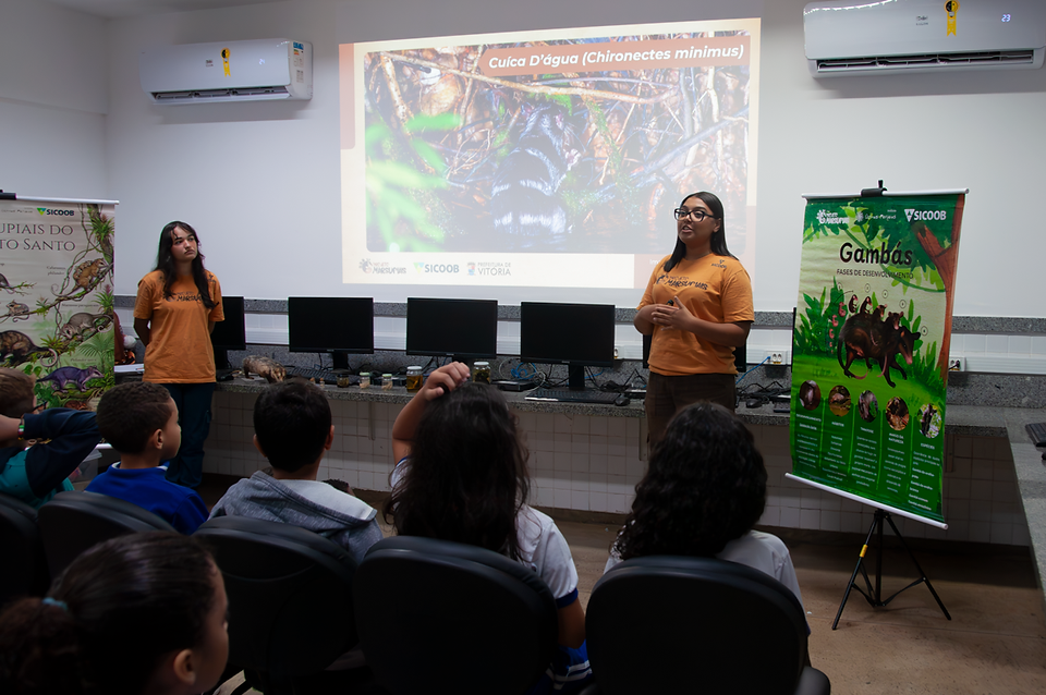 Apresentação sobre marsupiais do Espírito Santo em sala.