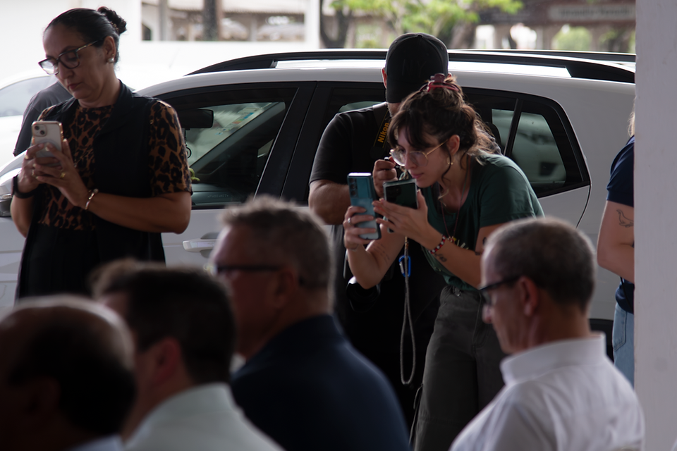 Equipe em ação nos bastidores.
