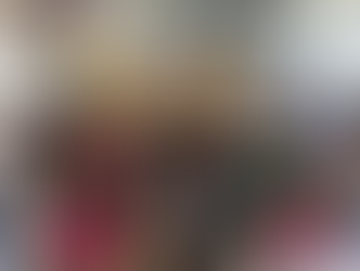 Crianças participando de atividade educativa sobre marsupiais em sala de aula no CMEI Clarindo Penha, interagindo com materiais didáticos e mascote do projeto durante ação de educação ambiental.