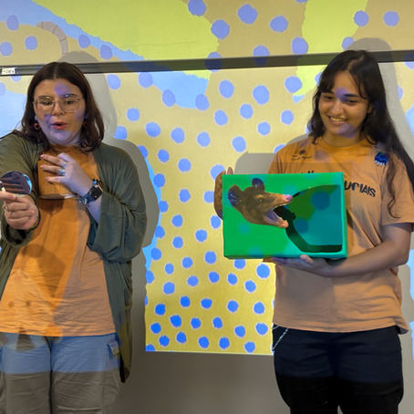 Crianças do CMEI Marlene Orlande Simonetti participam de atividade lúdica sobre marsupiais com a Mascote Penélope durante ação de educação ambiental em Vitória.