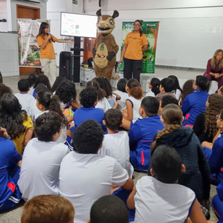 Alunos acompanham atividade de educação ambiental.
