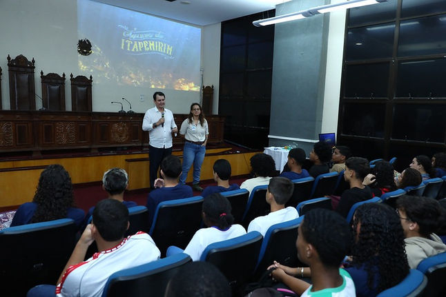 Bióloga Caroline Reis apresentando palestra sobre o documentário Águas do Itapemirim no auditório da Assembleia Legislativa do ES