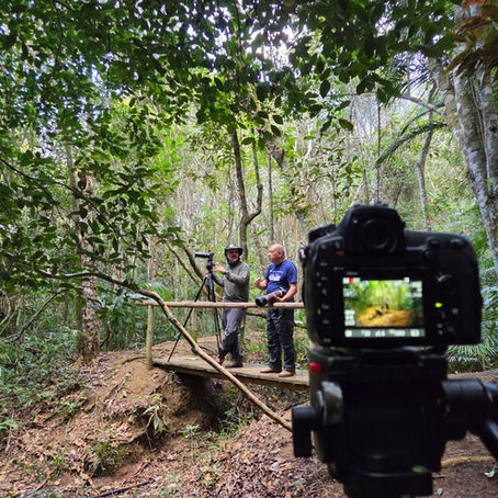 Equipe do Instituto Últimos Refúgios durante expedição de campo em Santa Teresa para produção do documentário Re-Santuário