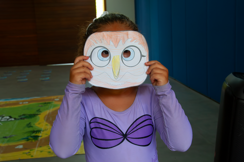 Mascará de carnaval pintada pelas crianças. 