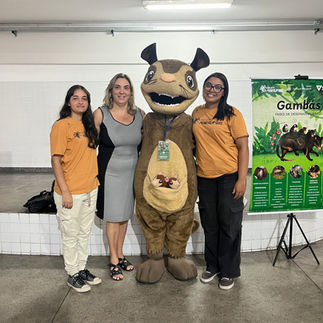Educadoras ambientais Ingrid Cole e Rafaela Barbosa com Diretora Cristiane e Mascote Penélope