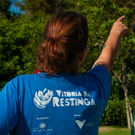 Alunos da EEEF Carapebus participando de trilha no Parque Costeiro durante atividade de educação ambiental