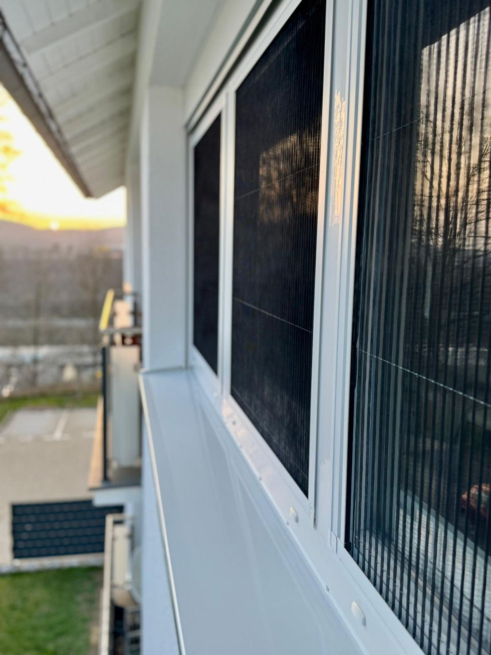 Drei Fenster mit maßgefertigten Fliegengittern zum Klemmen ohne Bohren