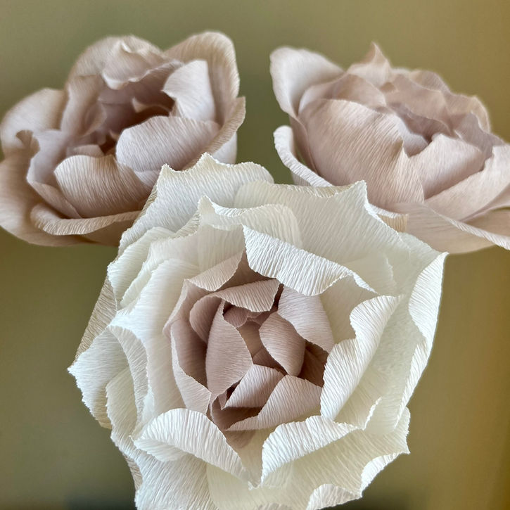 Bouquet personalizzato con fiori di carta crespa fatti a mano Blooming Bea per matrimonio o evento speciale.