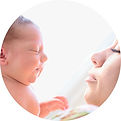Um mãe em um momento de conexão com seu bebê