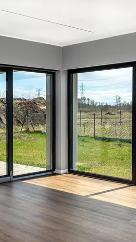 Baies vitrés dans un séjour donnant sur le jardin.
