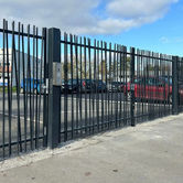 Clôtures grillagées type bambous inclinés gris, avec portail 2 portes et un portillon intégré