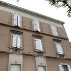 Volets battants en PVC blanc sur la façade d'un immeuble