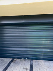 Rideau métallique sur mesure, fermé noir